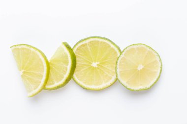 Açık renkli, üstten görünüm üzerinde olgunlaşmış taze limes ile kompozisyon