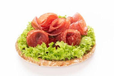 Beyaz arka planda salamlı sandviç..