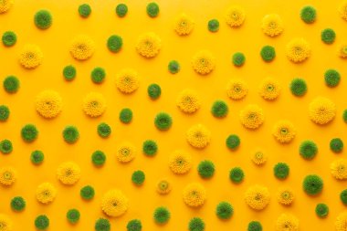 Sarı arka planda sarı çiçek deseni. Bahar selamlaması c