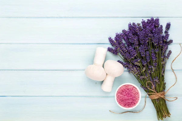 Yetiştirme ürünleri ve beyaz ahşap şeritte taze lavanta buketi.