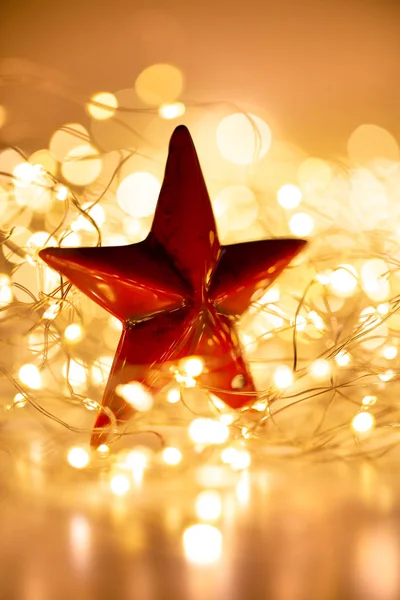 Fondo bokeh de Navidad con estrella decorativa . — Foto de Stock