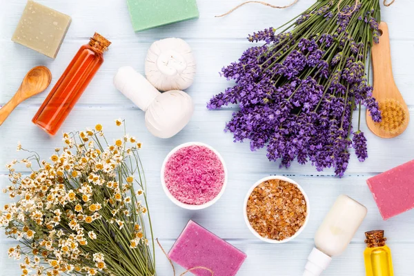 Yetiştirme ürünleri ve beyaz ahşap şeritte taze lavanta buketi.