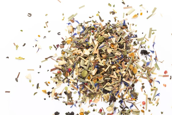 Beyaz arka planda bitki çayı. Üst görünüm. 