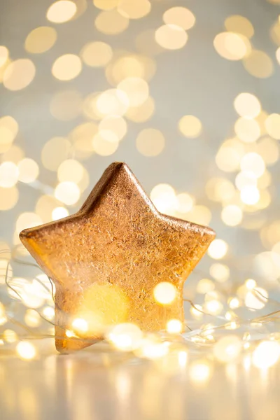Рождественский боке фон с декоративной звездой . — стоковое фото