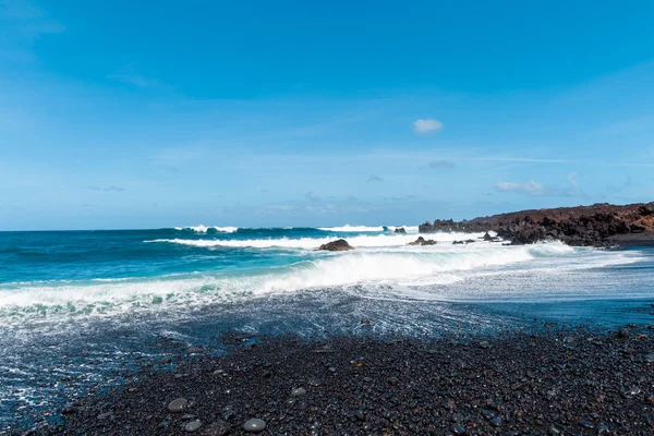 Una vista de una playa de Lanzarote, Islas Canarias, España . —  Fotos de Stock