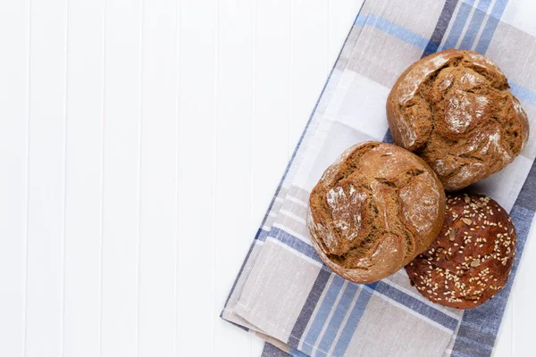 Ahşap arka planda altın kırsal ekmek ve çörekler