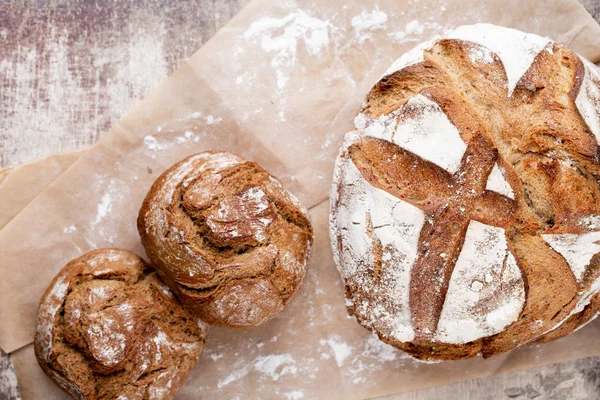 Ahşap arka planda altın kırsal ekmek ve çörekler