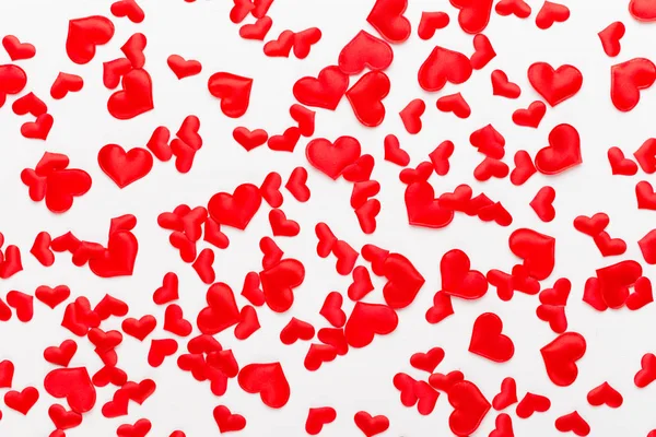 Sevgiliye arka plan kırmızı kalpler Beyaz ahşap zemin üzerinde.