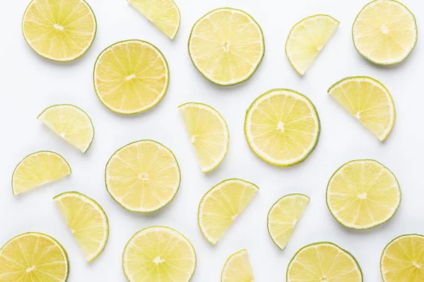 Beyaz zemin üzerine limon meyve dilimleri.