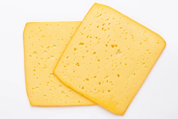 Fetta di formaggio su sfondo bianco. — Foto Stock