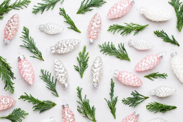 Noel kompozisyonu. Hediyeler, beyaz backgro üzerinde koni süslemeleri