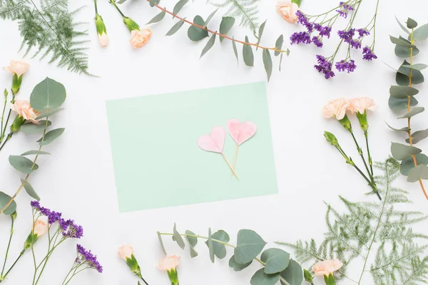 Composición de flores. Papel en blanco, flores de clavel, eucalipto — Foto de Stock