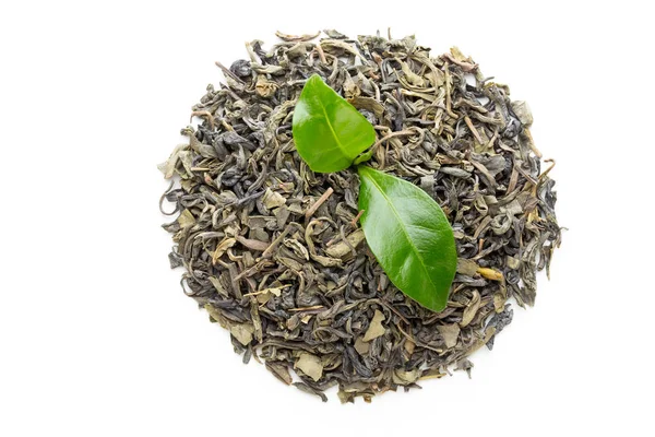 Зеленый лист чая изолированы на белом фоне. — стоковое фото