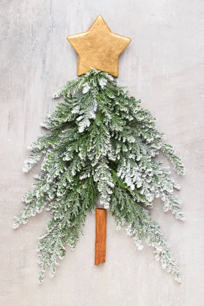 Noel ağacı dümdüz yatıyordu.