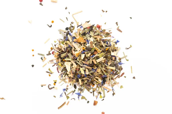 Beyaz arka planda bitki çayı. Üst görünüm. 