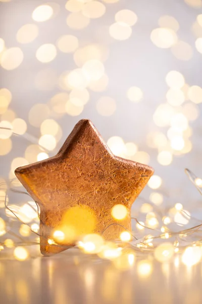 Kerst bokeh achtergrond met decoratieve ster. — Stockfoto
