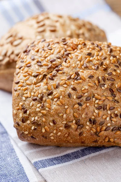 Gold rustikal krustige Brotlaibe und Semmeln auf Holzgrund — Stockfoto