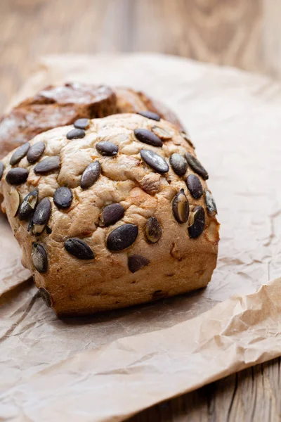 Gold rustikal krustige Brotlaibe und Semmeln auf Holzgrund — Stockfoto