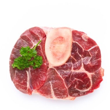 Beyaz arka planda taze çiğ biftek izole edilmiş..