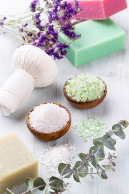 Kasede deniz tuzu, şişelerde aroma yağı, sağlık ve çiçekler. 