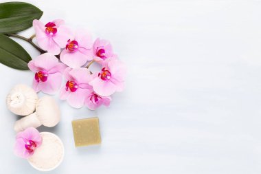 Deniz tuzu, aromaterapi yağı şişelerde ve orkide antika ahşap.