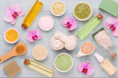 Deniz tuzu, şişelerde aromaterapi yağı ve vintage w papatya