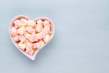 Marshmallow boşaltmak mavi zemin üzerine. Düz yatıyordu veya üst 