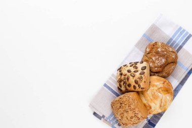 Ahşap arka planda altın kırsal ekmek ve çörekler