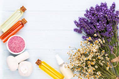 Yetiştirme ürünleri ve beyaz ahşap şeritte taze lavanta buketi.