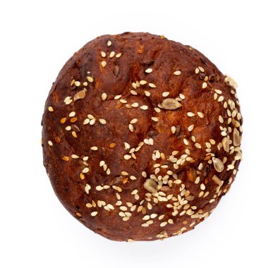 Beyaz arkaplanda çavdar ekmekleri.