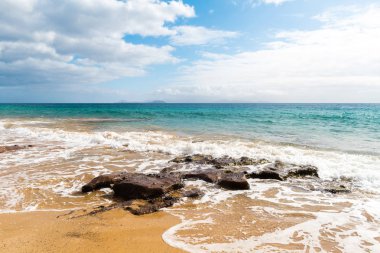 Güzel sahil manzarası ve tropikal Lanzarote denizi. Canar