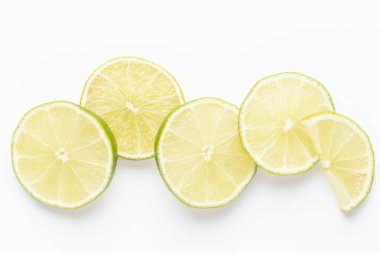 Açık renkli, üstten görünüm üzerinde olgunlaşmış taze limes ile kompozisyon