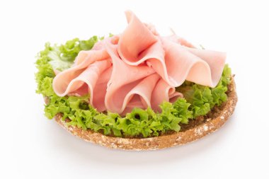 Beyaz arka planda domuz jambonlu sandviç..