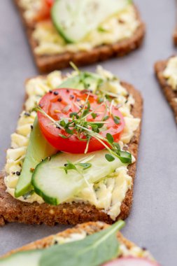 Krem peynirli, sebzeli ve salamlı sandviç..