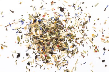 Beyaz arka planda bitki çayı. Üst görünüm. 