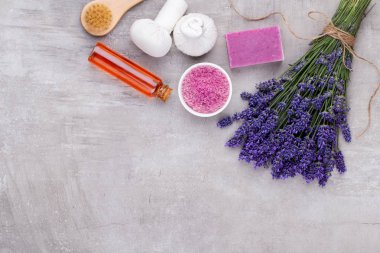 Yetiştirme ürünleri ve beyaz ahşap şeritte taze lavanta buketi.