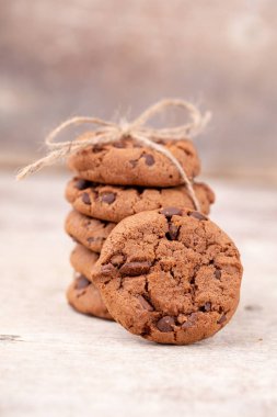 Resim rustik amerikan çikolatalı kurabiye yığını gösterir