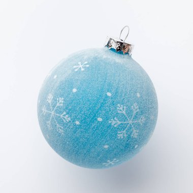 Beyaz bir arka planda Noel dekoru yakın plan. İzole edilmiş - Resim