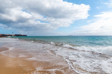 Güzel sahil manzarası ve tropikal Lanzarote denizi. Canar