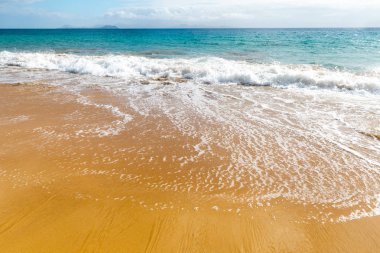 Güzel sahil manzarası ve tropikal Lanzarote denizi. Canar