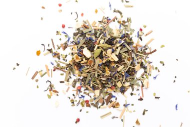 Beyaz arka planda bitki çayı. Üst görünüm. 