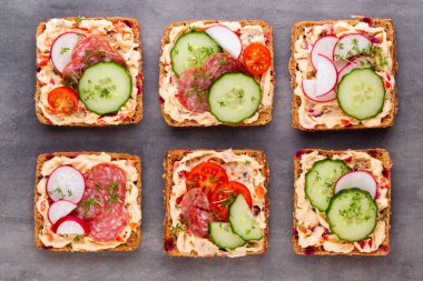 Krem peynirli, sebzeli ve salamlı sandviç.. 