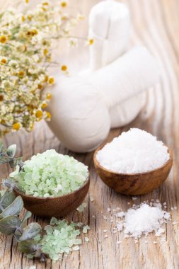 Kasede deniz tuzu, şişelerde aroma yağı, sağlık ve çiçekler. 