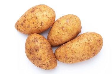 Beyaz arka planda izole edilmiş patatesler. Düz yatıyordu. Üst görünüm.