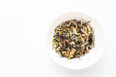 Beyaz arka planda bitki çayı. Üst görünüm.