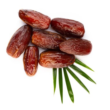 Kuru tarihler beyaz arkaplanda izole edilmiş. Üst Manzara. Düz yatıyordu.