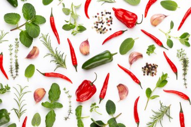 Baharatlı bitkisel yapraklar ve beyaz arka planda kırmızı biber. Vegeta