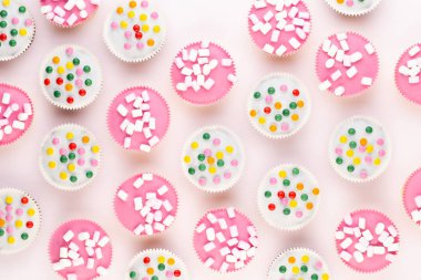 Beyaz arkaplanda renkli kekler. 