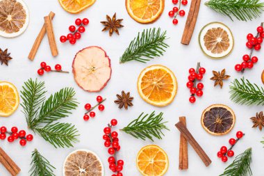 Noel kompozisyonu. Hediyeler, beyaz backgro üzerinde koni süslemeleri