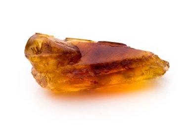 beyaz zemin üzerinde kahverengi karamelize şeker.